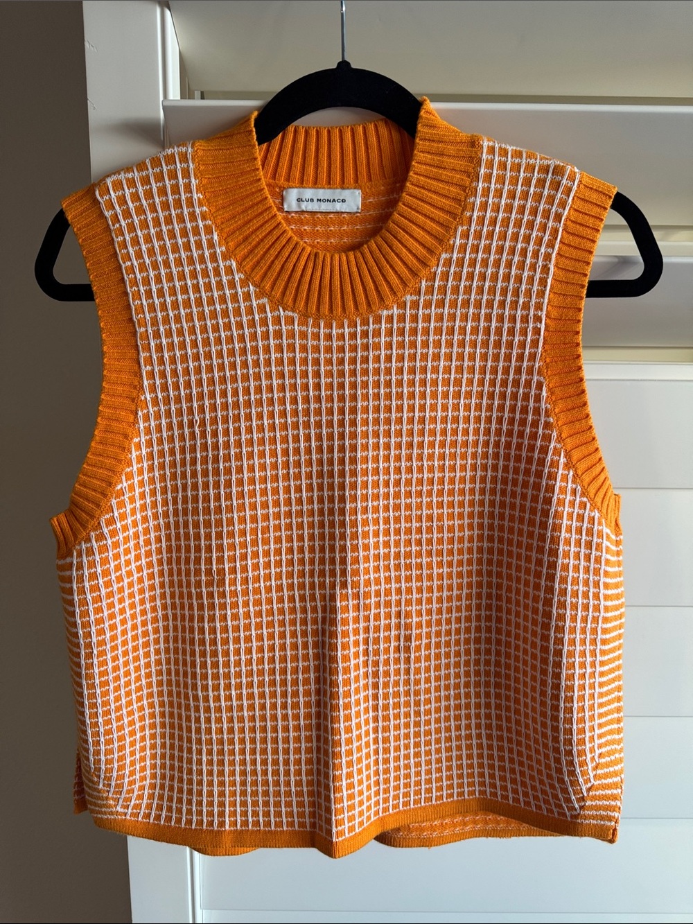 Club Monaco Orange & White Knit Sleeveless Sweater Vest Top! 🧡🤍🧡🤍🧡
